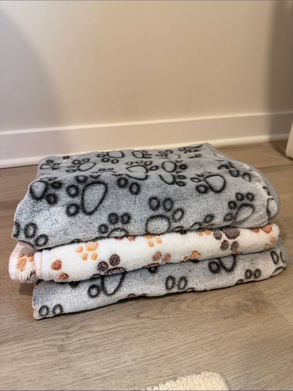 Plush Paw-Print Fleece Throw Blanket - Grey & White